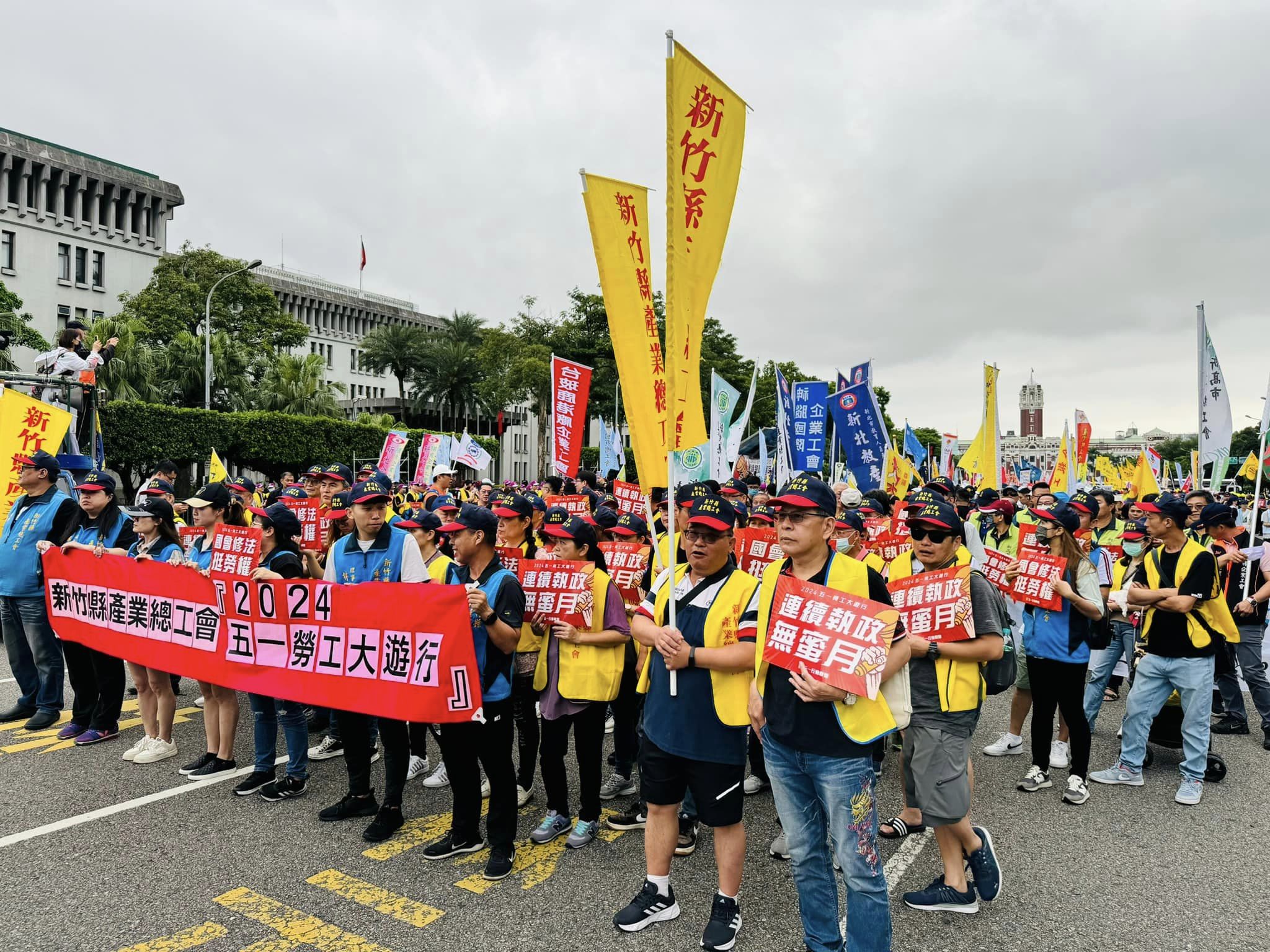 五一勞工大遊行千人上街 籲藍綠白積極修法別擺爛 五一勞工大遊行千人上街 籲藍綠白積極修法別擺爛