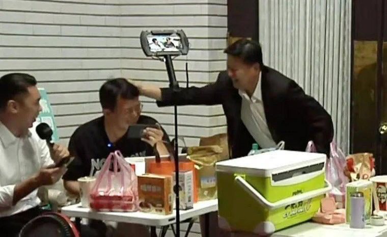 傅崐萁摸了黃國昌頭一下 黃解釋:人與人之間的幽默 傅崐萁摸了黃國昌頭一下 黃解釋:人與人之間的幽默