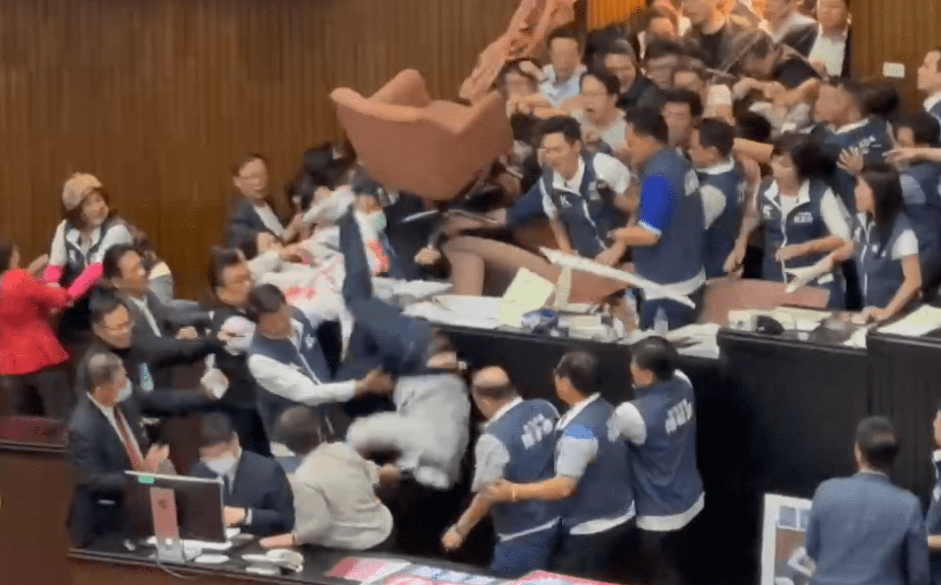 藍委邱鎮軍將綠委推下主席台 沈伯洋頭部著地送醫 藍委邱鎮軍將綠委推下主席台 沈伯洋頭部著地送醫