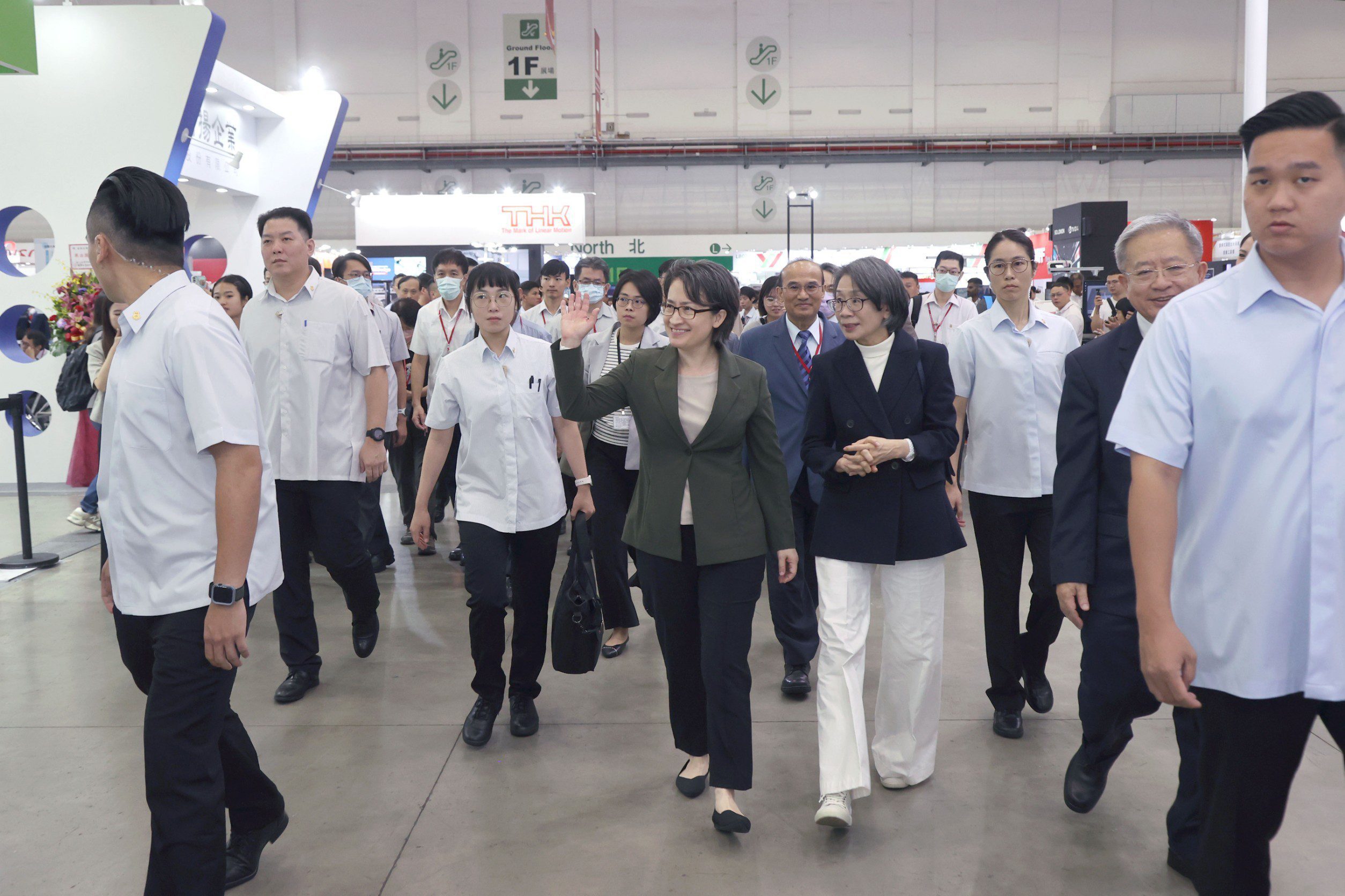 蕭美琴參觀台灣機器人與智慧自動化展 以實際行動支持產業智慧化 蕭美琴參觀台灣機器人與智慧自動化展 以實際行動支持產業智慧化