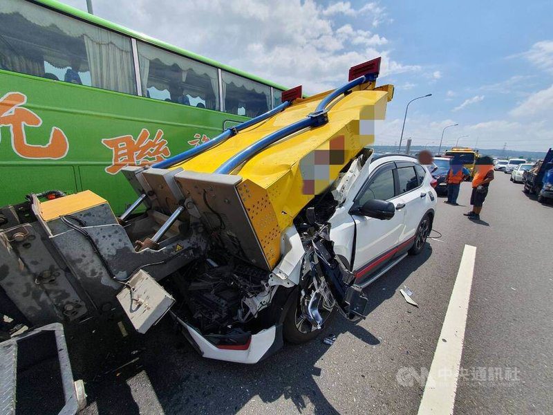 疑未注意前車 台74線轎車追撞緩撞車駕駛輕傷 疑未注意前車 台74線轎車追撞緩撞車駕駛輕傷