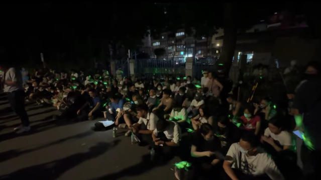 台北看守所外「寧靜革命」結束 小草與媒體爆衝突 台北看守所外「寧靜革命」結束 小草與媒體爆衝突