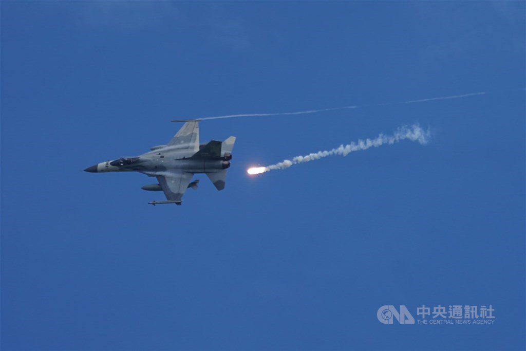IDF戰機4月訓練火焰彈意外擊發 空軍:機械因素 IDF戰機4月訓練火焰彈意外擊發 空軍:機械因素