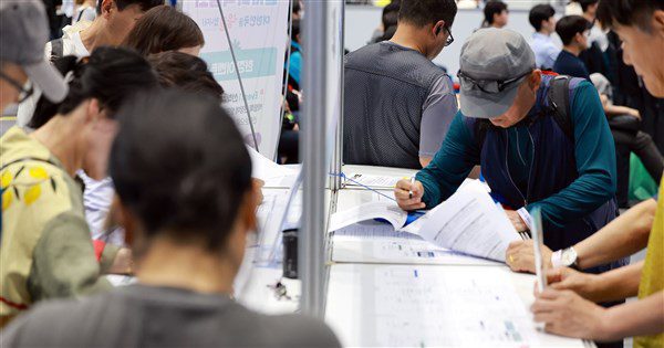 地鐵宅配成銀髮族打工新型態 日韓高唱老年貧窮悲歌 地鐵宅配成銀髮族打工新型態 日韓高唱老年貧窮悲歌