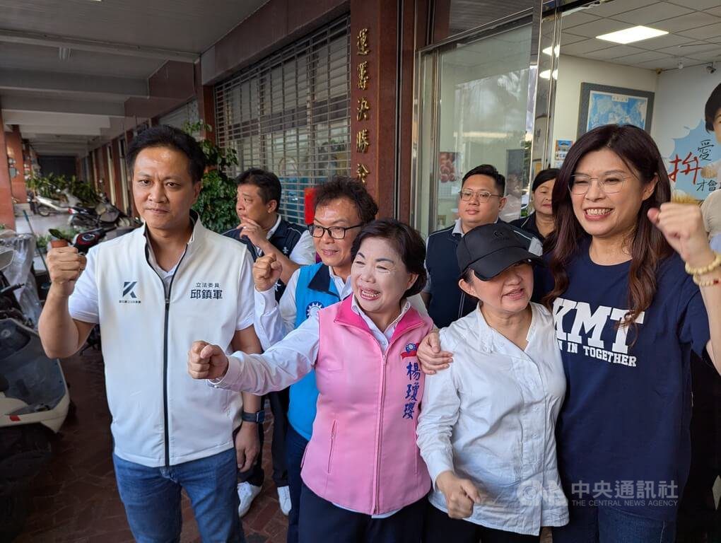 盧秀燕與藍委助楊瓊瓔掃街 罷團路口舉牌宣傳罷免 盧秀燕與藍委助楊瓊瓔掃街 罷團路口舉牌宣傳罷免