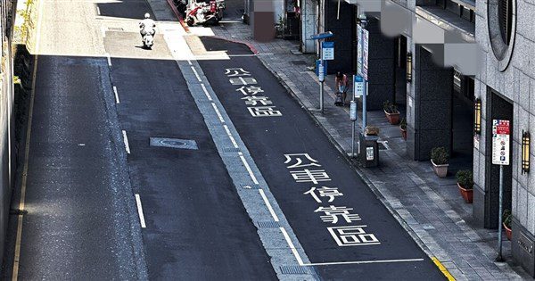 北市近2000公車站無候車亭遮蔽 公運處:適時評估 北市近2000公車站無候車亭遮蔽 公運處:適時評估