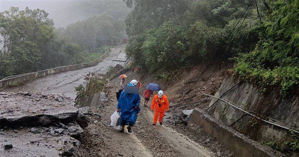 屏東春日雨量冠全台 山區撤逾千人、多條道路積水 屏東春日雨量冠全台 山區撤逾千人、多條道路積水