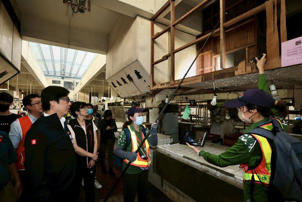 陳其邁雨後視察登革熱防治 無人機巡檢屋頂積水 陳其邁雨後視察登革熱防治 無人機巡檢屋頂積水