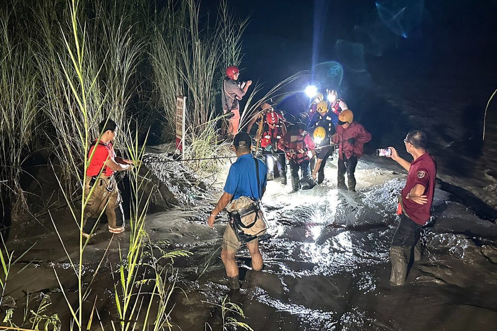 台南左鎮婦人巡田遇溪水暴漲 特搜隊員涉水助脫困 台南左鎮婦人巡田遇溪水暴漲 特搜隊員涉水助脫困