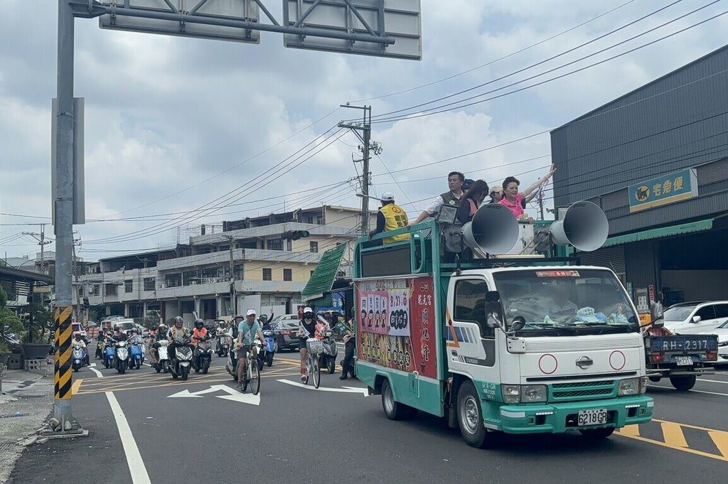 草屯罷免志工掃街 馬文君與藍白立委廟口開講 草屯罷免志工掃街 馬文君與藍白立委廟口開講