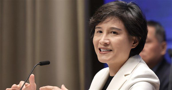 鄭麗君駁談判黑箱 關稅協議文本將送立法院審議 鄭麗君駁談判黑箱 關稅協議文本將送立法院審議