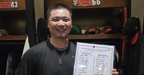 鄧愷威奪首勝被丟進洗衣籃淋啤酒慶祝 感謝隊友守備 鄧愷威奪首勝被丟進洗衣籃淋啤酒慶祝 感謝隊友守備
