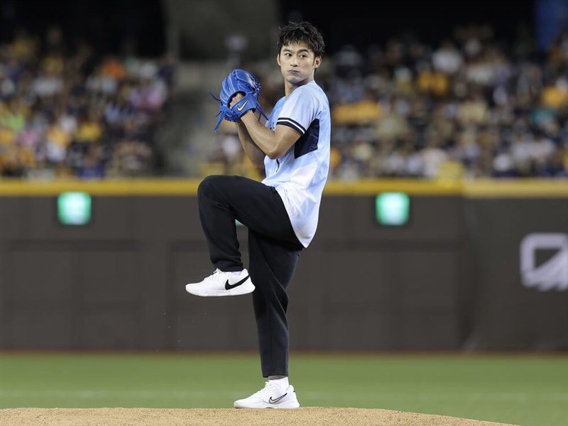 楊勇緯首度登上大巨蛋 為富邦悍將開球直呼新奇 楊勇緯首度登上大巨蛋 為富邦悍將開球直呼新奇