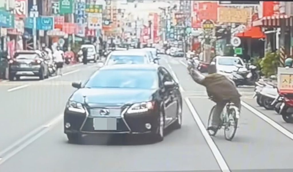 街友涉中午騎單車沿路刀砍多車 員林警下午逮獲 街友涉中午騎單車沿路刀砍多車 員林警下午逮獲