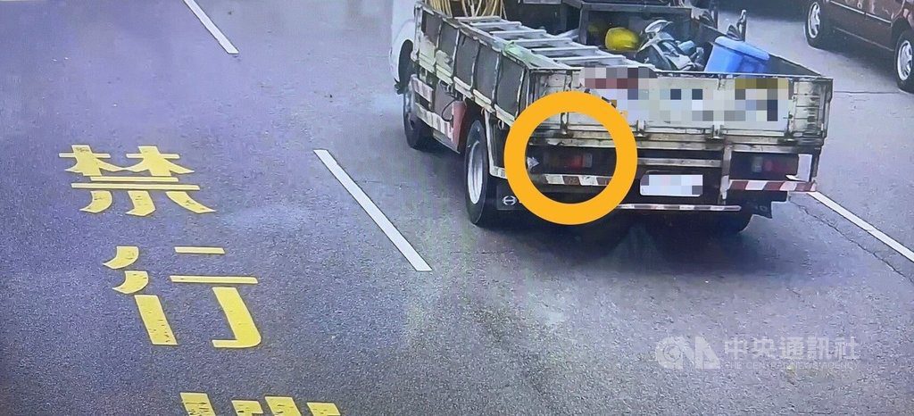 男子駕車掉落螺絲釘釀車胎破損 台中警開罰送辦 男子駕車掉落螺絲釘釀車胎破損 台中警開罰送辦