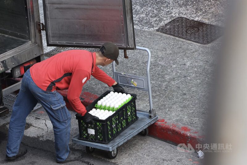 主計總處24日發布10月失業率為3.36%，較9月下降0.02個百分點，連續2個月下降。圖為台北西門町街頭一名勞工運送雞蛋。中央社記者吳家昇攝　114年11月24日