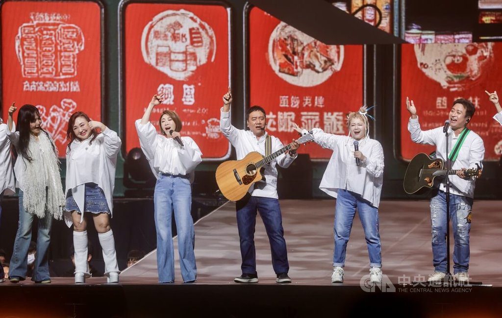 民歌50高峰會小巨蛋終場 施孝榮感謝歌迷共創回憶 | 娛樂 | 中央社 CNA 民歌50高峰會小巨蛋終場 施孝榮感謝歌迷共創回憶 | 娛樂 | 中央社 CNA