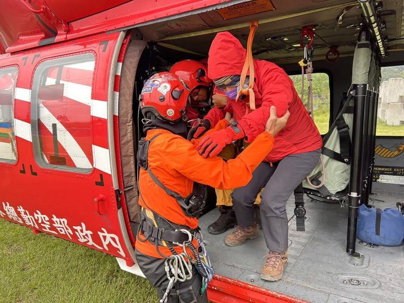 57歲李姓女登山客跟團攀登南湖大山，因出現嚴重高山症疑似肺水腫症狀，肢體無力，緊急求援，空勤總隊花蓮駐地26日出動黑鷹直升機，順利將李女搭載下山送醫治療。（空勤總隊提供）中央社記者張祈傳真　114年11月26日