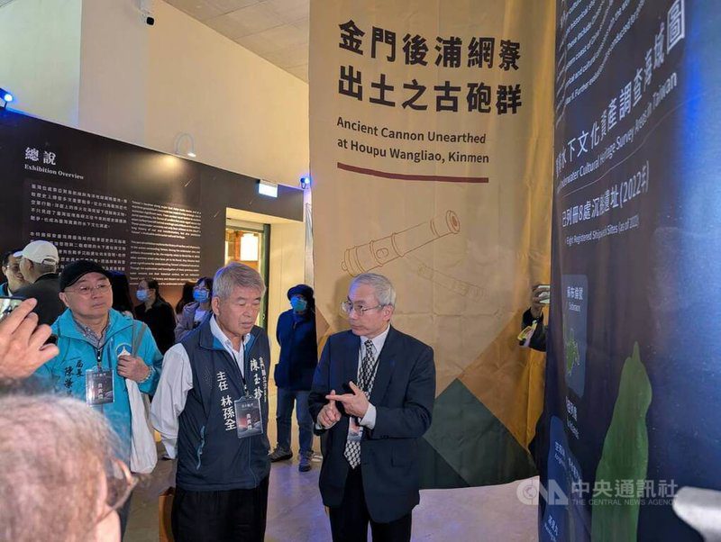 文化部文化資產局與國立科學工藝博物館合辦「烽火船說－水下文化資產特展」日前在高雄科工館開展，26日巡迴至金門歷史民俗博物館展出，此次展覽聚焦戰爭及沉船，並將金門後浦網寮出土古砲群融入展示。文資局長陳濟民（右1）出席開幕式觀展。中央社記者吳玟嶸攝　114年11月26日
