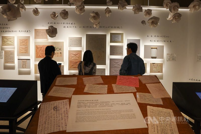 展示台灣人民追求民主自由歷程的「自由花蕊」常設展24日在中正紀念堂1樓展廳開幕，展區一處陳列白色恐怖時期政治受難者的家書及遺書。中央社記者王騰毅攝 114年11月24日