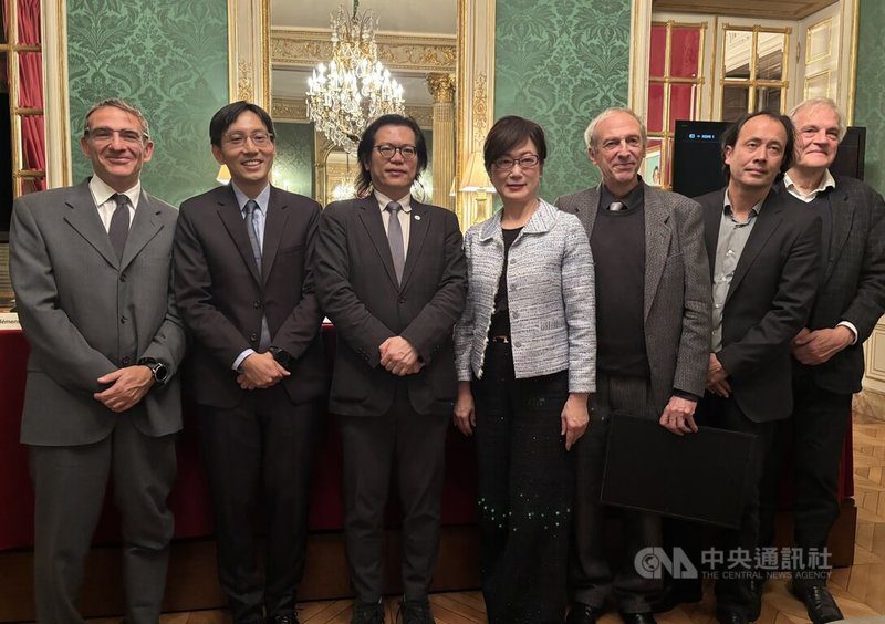 國家科學及技術委員會副主委陳炳宇（左3）和法蘭西學院自然科學院副院長沃爾曼（右3）26日頒發台法科技獎給蔡怡陞（左2）和里提（Gianni Liti，左1）。中央社記者曾依璇巴黎攝　114年11月27日