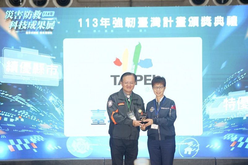 內政部舉辦113年績優單位暨114年績優韌性社區頒獎典禮，台北市消防局27日表示，北市榮獲9項大獎，其中「績優直轄市、縣（市）政府」勇奪特優。圖為消防署長蕭煥章（左）頒獎給代表出席的台北市消防局副局長王靜婷（右）。（台北市消防局提供）中央社記者黃麗芸傳真　114年11月27日