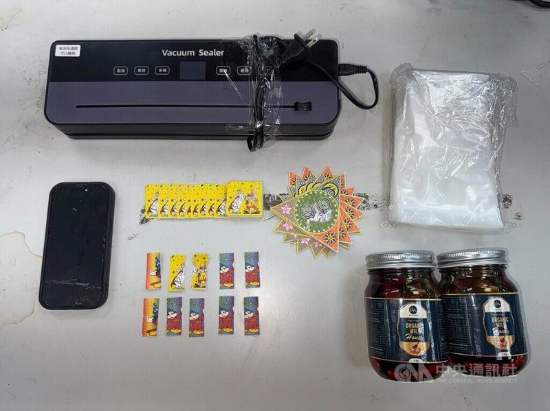 黃姓男子走私含毒品大麻的「蜂蜜」及毒品麥角二乙胺的「毒郵票」到台灣，經內政部警政署刑事警察局中部打擊犯罪中心透過攔截的包裹逮捕黃姓男子與買家，依違反毒品危害防制條例等罪嫌送辦。圖為查扣證物。（翻攝照片）中央社記者蘇木春傳真　114年11月25日