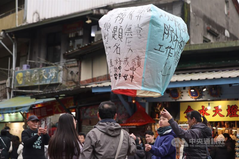 圖為民眾在平溪老街體驗放天燈。（中央社檔案照片）