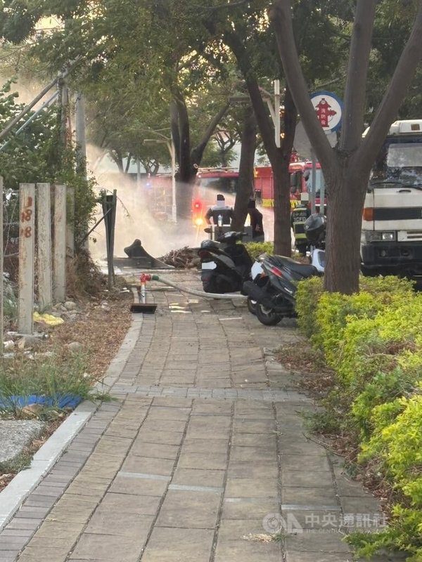 台中市政府消防局表示，25日下午獲報有廠商在北屯區山西路二段旁人行道進行路樹施工時，不慎挖斷天然氣管線，立即派員到場灑水警戒。（翻攝照片）中央社記者蘇木春傳真　114年11月25日