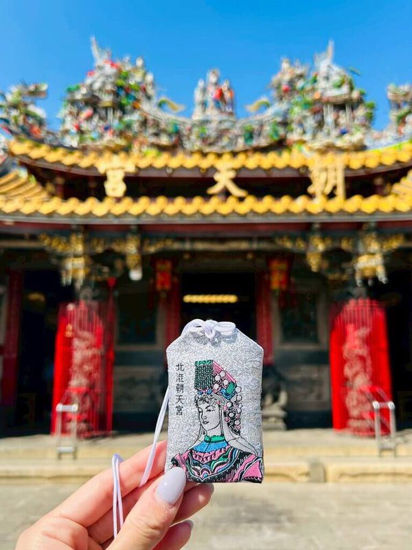 中華文化總會邀請設計師林佳齡操刀設計「艋舺青山宮X北港朝天宮聯名香火袋」，為「2025萬華大鬧熱」活動揭開序幕。（文總提供）中央社記者王寶兒傳真　114年11月21日