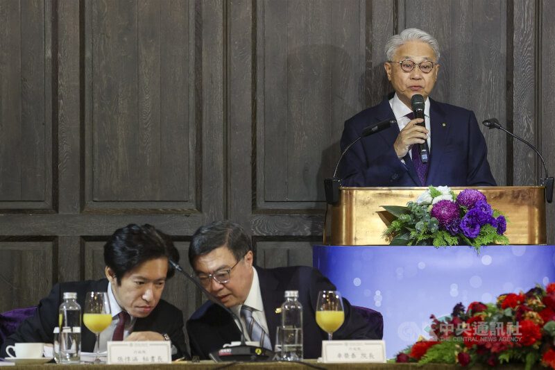 中華民國工商協進會26日上午在台北君品酒店舉行「114年工商早餐會」，工商協進會理事長吳東亮（右）致詞時，行政院長卓榮泰（左2）與行政院祕書長張惇涵（左）交換意見。中央社記者鄭清元攝　114年11月26日