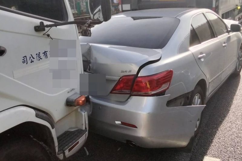 國道公路警察局第一公路警察大隊26日下午獲報，指國道1號南向61.5公里中壢路段發生2起事故，現場3車道占用中線車道，並有1名駕駛受困，所幸經警消協助脫困後，送醫治療已無大礙。（國道公路警察局提供）中央社記者吳睿騏桃園傳真　114年11月26日