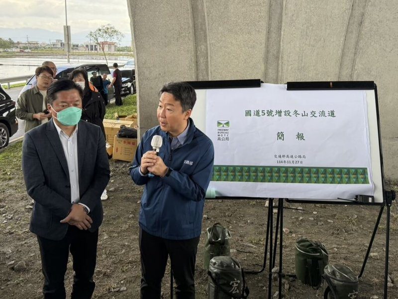 交通部長陳世凱（前右）27日前往宜蘭縣冬山交流道預定地的成興路、191縣道路口考察，致詞時表示交通部一定會支持地方建設，加速辦理冬山交流道可行性評估。（讀者提供）中央社記者王朝鈺傳真　114年11月27日