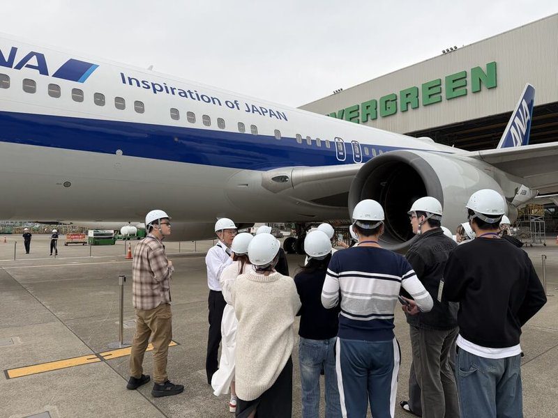 ANA（全日本空輸）連續14年在台灣舉辦航空教室，有別以往以國小學童為主，今年首度邀請大學生參加，活動現場由ANA及長榮航太員工協助帶領解說，讓參訪者得以近距離接觸飛機。（ANA提供）中央社記者余曉涵傳真　114年11月25日