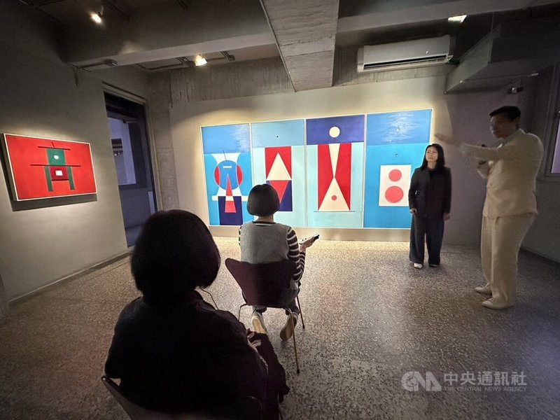 高雄金馬賓館當代美術館推出「吟遊時空—霍剛、權純益」展，2人分別是華人幾何抽象藝術開啟者與韓國當代抽象藝術家。展場中也擺放多款經典座椅，讓觀者以更自在、多元的角度觀看作品。中央社記者林巧璉攝　114年11月25日