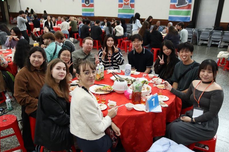 政治大學國際合作事務處為來自全球26國、逾200名國際交換生舉辦大型辦桌饗宴，並端出白斬雞、佛跳牆等經典台菜。（政大提供）中央社記者許秩維傳真　114年11月25日