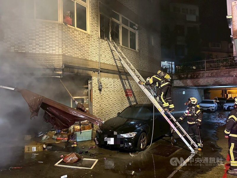 桃園市楊梅區文化街218巷一處民宅25日晚間發生火警，屋內7人中有1人跳至1樓花圃逃生、6人自行從門口逃出。（翻攝照片）中央社記者葉臻傳真 114年11月25日
