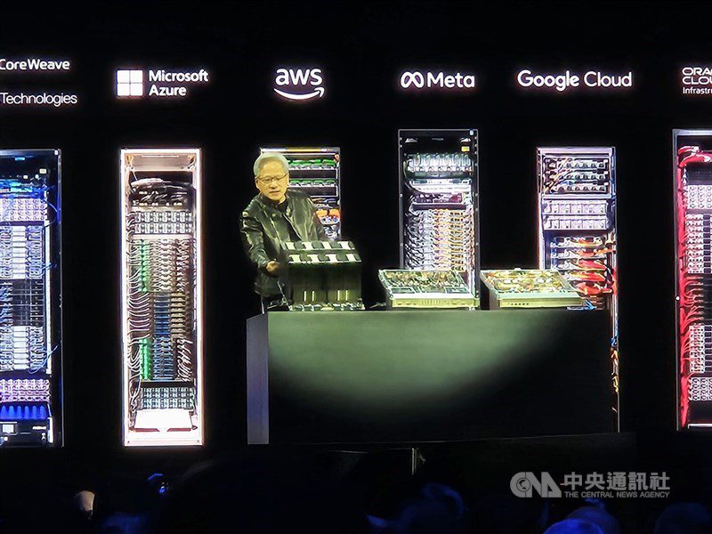 圖為輝達執行長黃仁勳發表新一代AI晶片。（中央社檔案照片）