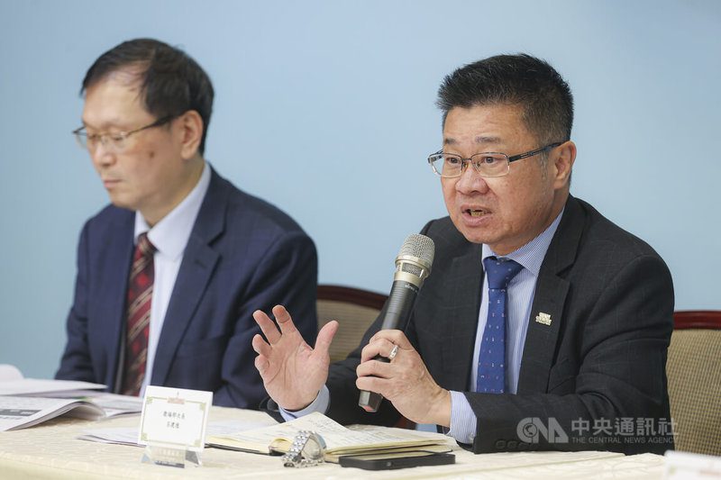 衛福部次長呂建德（右）27日晚間指出，若國民黨、民眾黨繼續杯葛預算，恐妨礙長照3.0上路，政府想照顧長輩、照顧居家照顧者、希望幫大家解決沉重負擔的美意就全部都沒了，呼籲藍白兩黨立委務必審慎思考杯葛預算所造成的實質後果。左為衛福部次長莊人祥。中央社記者鄭清元攝　114年11月27日