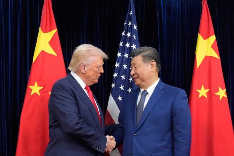 美國總統川普（左起）與中國國家主席習近平10月30日在韓國釜山會談，兩人握手致意。（美聯社）