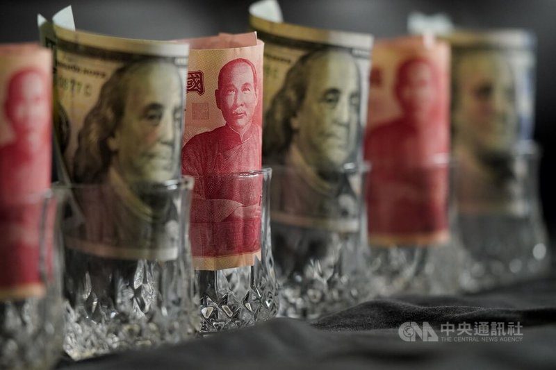 圖為新台幣與美元紙鈔。（中央社檔案照片）