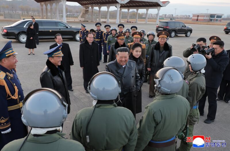 北韓官方媒體報導，領導人金正恩（中身穿皮衣者）攜女一同出席北韓空軍成立80週年慶祝活動。（圖取自北韓通信社網頁kcna.kp）