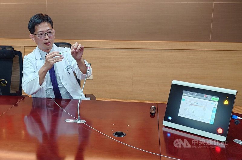 嘉義長庚醫院大腸直腸肛門外科團隊引進「雷射痔瘡消融手術」與「組織凝集儀痔瘡切除手術」，可依患者痔瘡型態與程度提供個人化治療方案，26日舉行記者會由醫師謝孟樵（圖）說明療法，並邀請患者現身分享。中央社記者蔡智明攝　114年11月26日