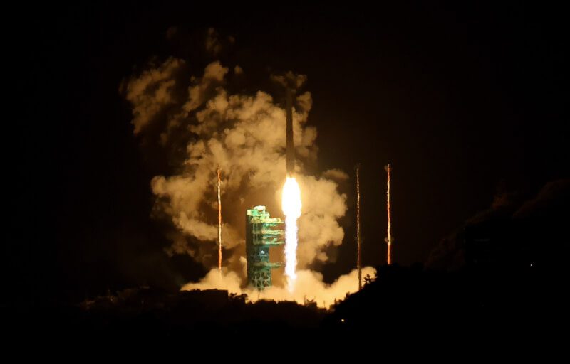 韓國自製火箭世界號27日發射，成功將中型衛星3號及12顆立方衛星送上太陽同步軌道。（韓聯社）