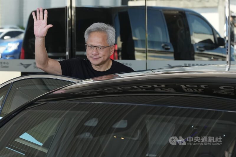 輝達執行長黃仁勳27日再度到訪台灣，被目擊在台北市中山區四平街逛蜜餞店。（中央社檔案照片）