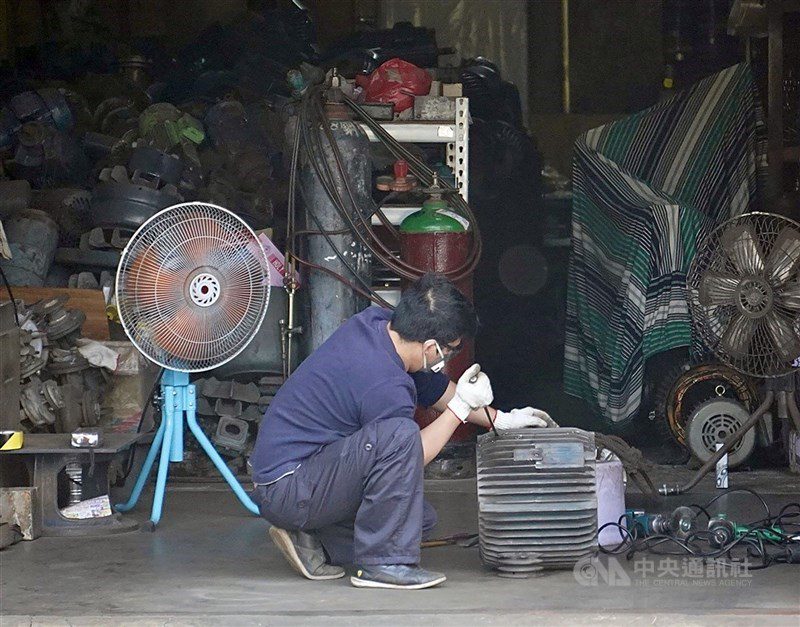圖為高雄市鹽埕區馬達製造業者工作情形。（中央社檔案照片）