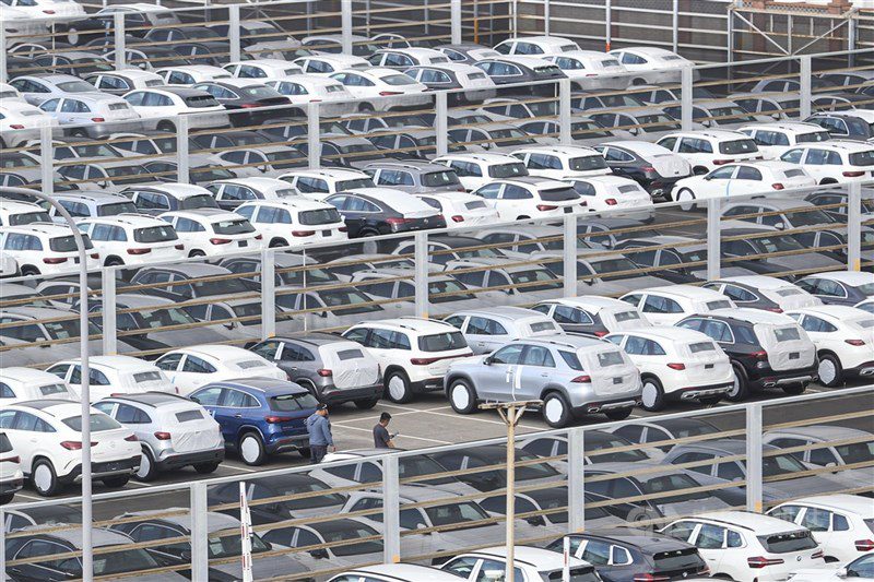 據業者1日統計，11月台灣新車掛牌數升至3萬6485輛，主要是進入銷售旺季，加上貨物稅補助政策持續發酵，民眾購車需求逐步湧現。圖為台中港停滿進口車。（中央社檔案照片）