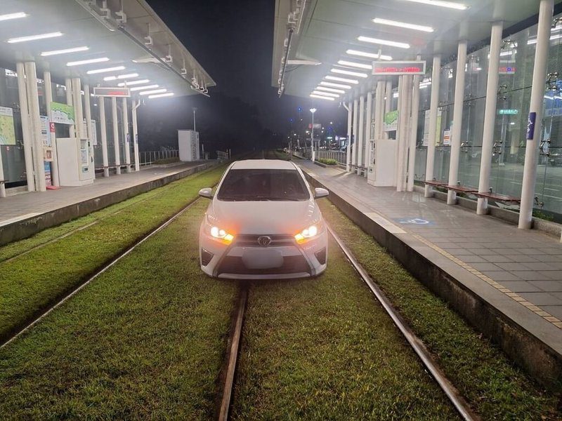 73歲詹姓女子1日晚上開車行經高雄市苓雅區二聖路與凱旋三路口，由東向西右轉往北時誤入輕軌軌道，車輛行經輕軌凱旋武昌站時，因車輪陷入草地停下，未造成人員傷亡；詹女詢後遭依違反過失妨害公眾運輸行駛安全罪嫌，函送高雄地檢署偵辦。（苓雅分局提供）中央社記者張已亷傳真　114年12月1日