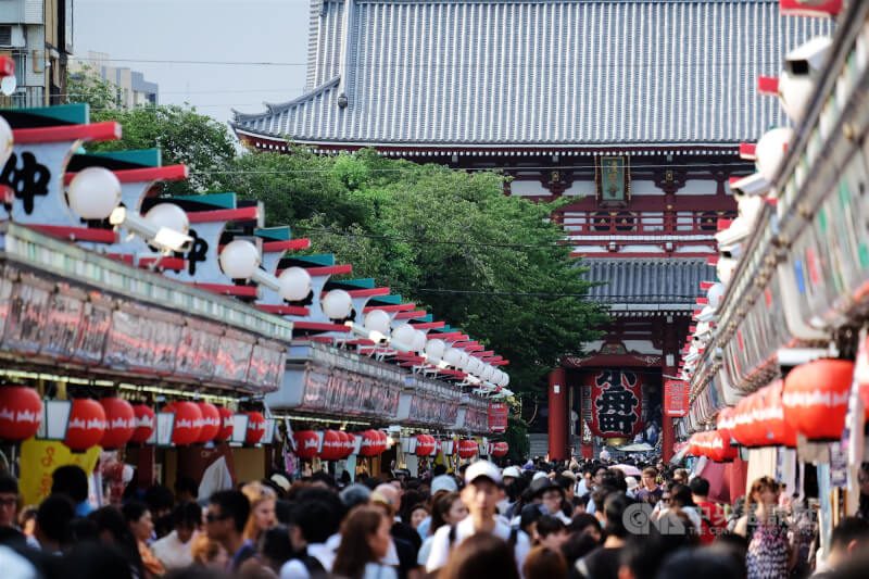 圖為遊客如織的東京淺草寺一帶。（中央社檔案照片）