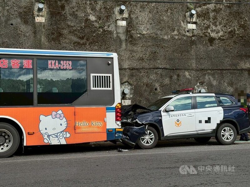 台北市保安大隊員警1日開警車返回駐地時，在新北市新店疑恍神撞上路邊公車，警車車頭嚴重變形。（翻攝照片）中央社記者曹亞沿傳真　114年12月1日